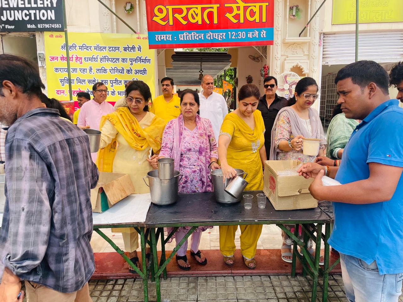 श्री हरि मंदिर मुख्य द्वार पर हुई शरबत सेवा।