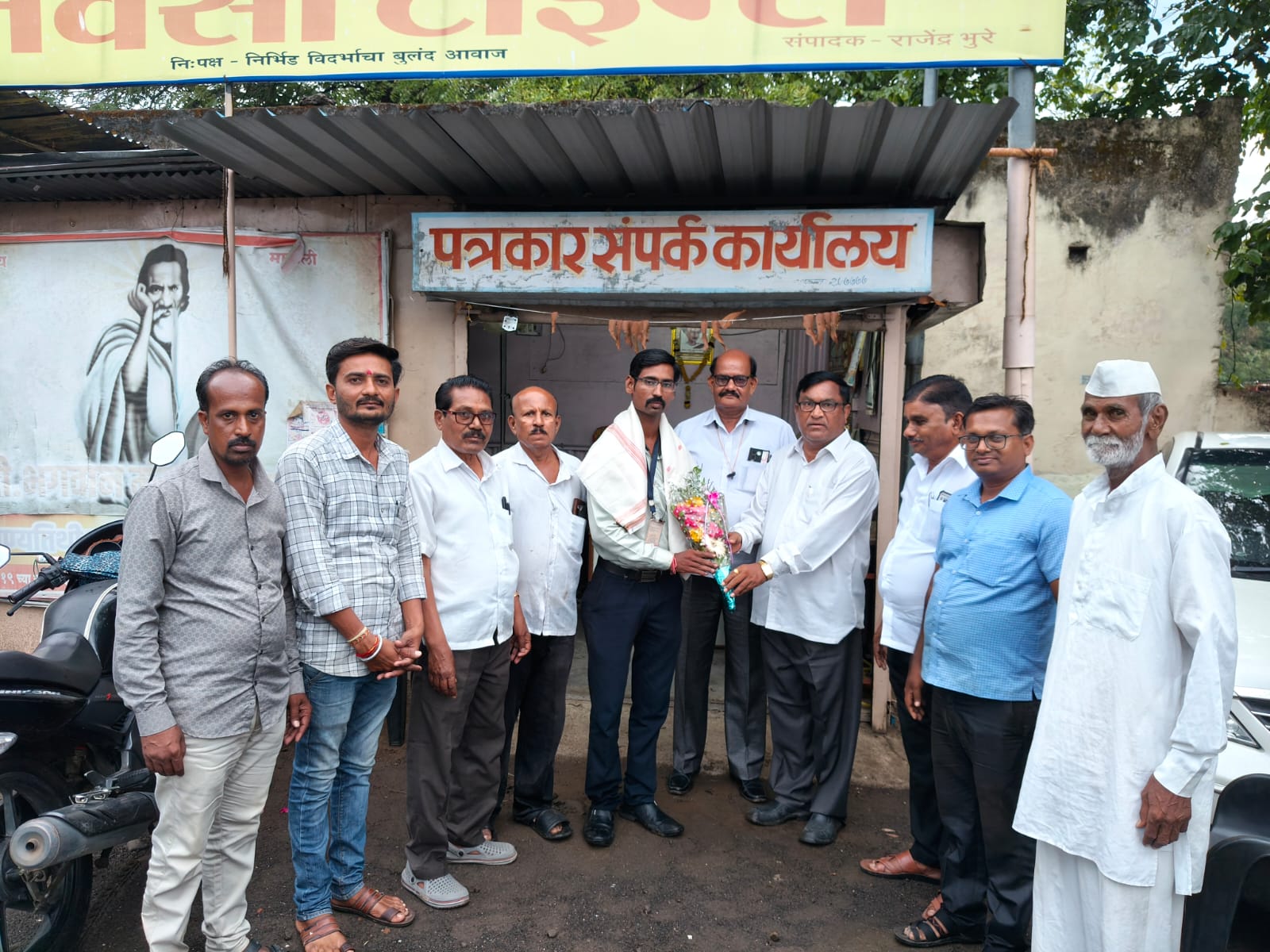 अमरावती जिला के तहसील तिवसा के पत्रकार कार्यालय मे प्रेस रिपोर्टर श्री.नंदकिशोर मते का जन्मदिन बडे उत्साह मे साथ मनाया।