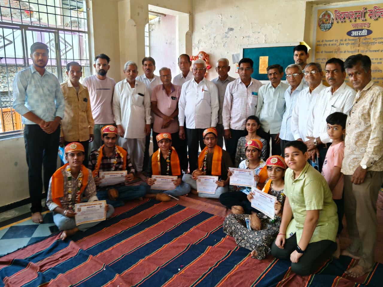 विश्वकर्मा मन्दिर में सुथार समाज चावण्ड के विद्यार्थीयो का सम्मान।