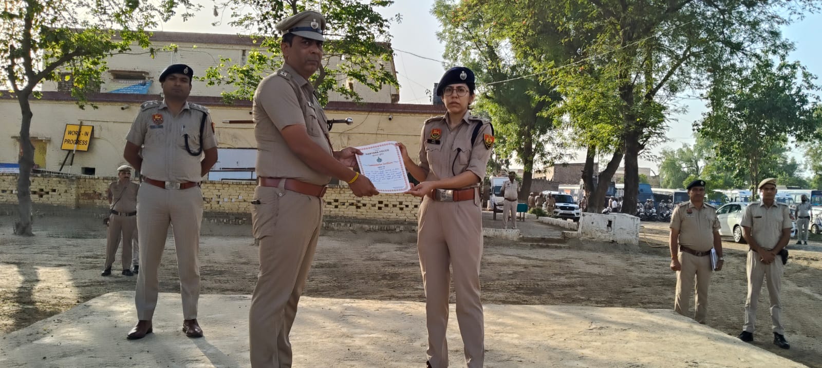 मंडी डबवाली सिरसा जिला सर्वश्रेष्ठ कार्य करने वाले पुलिस कर्मचारियों को पुलिस अधीक्षक डबवाली ने प्रशंसा पत्र देकर किया सम्मानित।