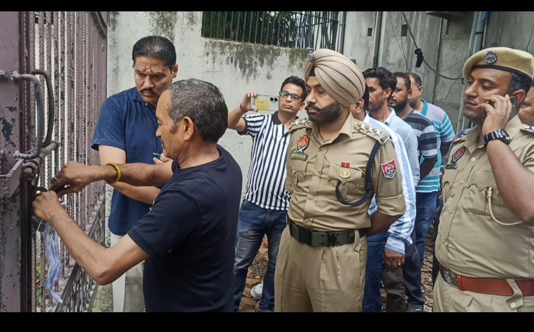 इंप्रूवमेंट ट्रस्ट पठानकोट दफ्तर के ताले खुलवाए गये।