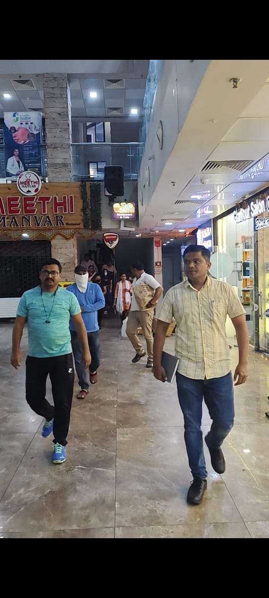 स्पॉ सेंटर पर पुलिस की कार्रवाई अमरावती पुलिस ने छापा कर आरोपी को गिरफ्तार किया।