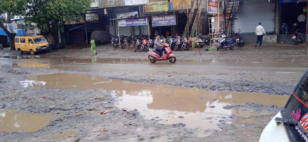 अनसिंग गांव बस स्टैंड के सामने बहुत बड़ा गड्ढा। 