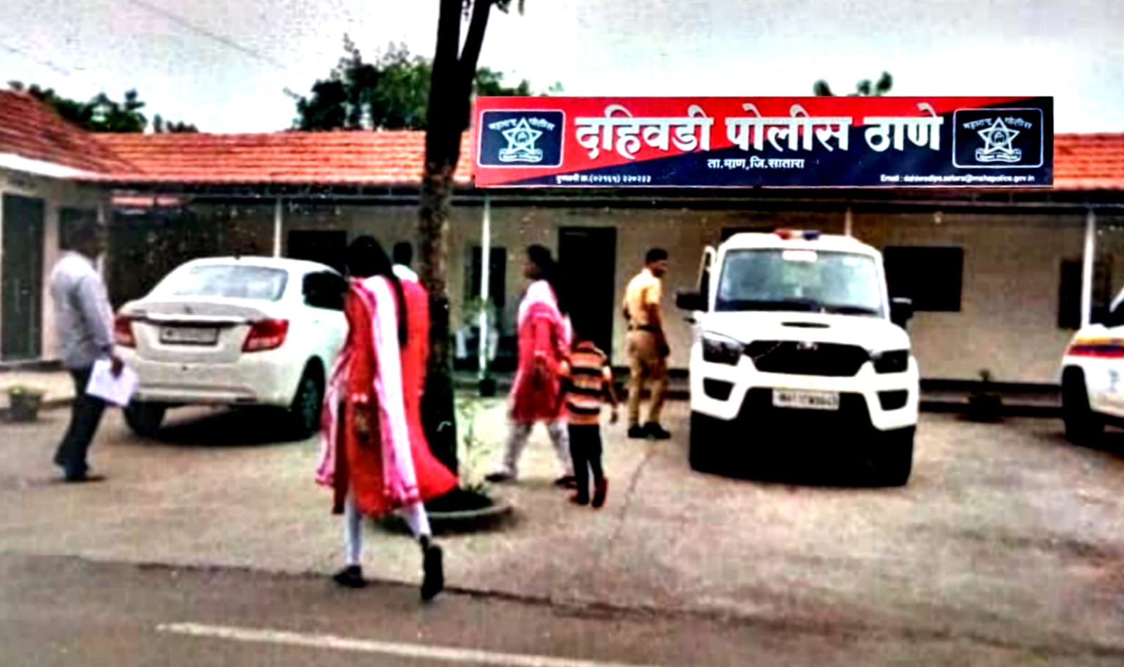 दहिवडी पोलीस ठाणे के हदद में व्यक्ति पर लाठी-डंडों से हमला, चार आरोपियों के खिलाफ मामला दर्ज।