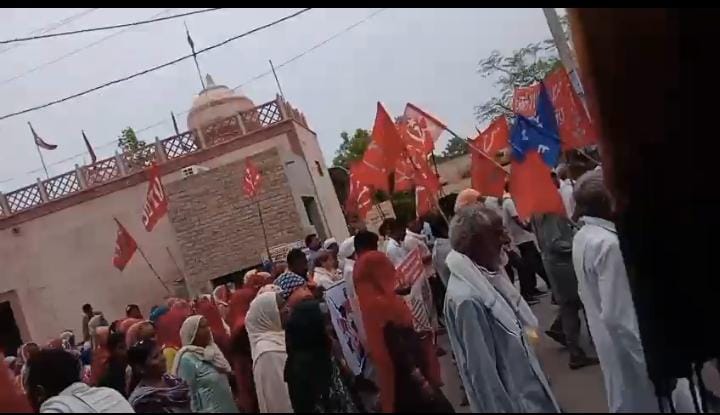 श्रीकरणपुर में मजदूर यूनियन की विशाल रैली, एस.डी.एम. को सौंपा गया ज्ञापन।