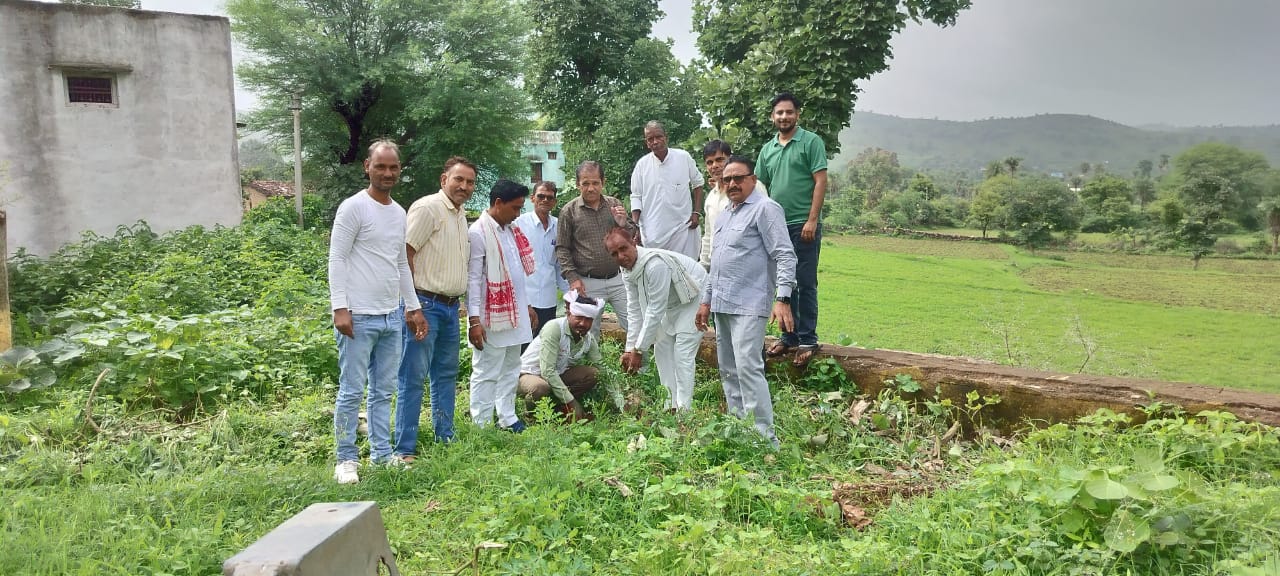 सलूंबर, जिले के राजकीय उच्च माध्यमिक विद्यालय बोरज में गुरु पूर्णिमा के पावन अवसर पर जनप्रतिधियों की उपस्थिति में वृक्षारोपण कार्य संपन्न हुआ।