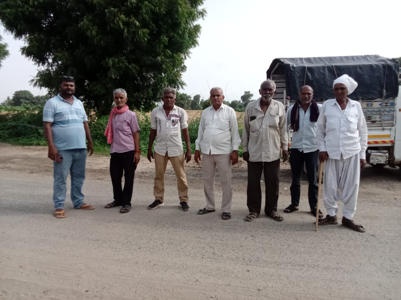 कच्छ के भचाऊ तालुका में वोंघडा गाँव से आधोई तक की सड़क लगातार भारी वाहनों के कारण बेहद खराब होती जा रही है।