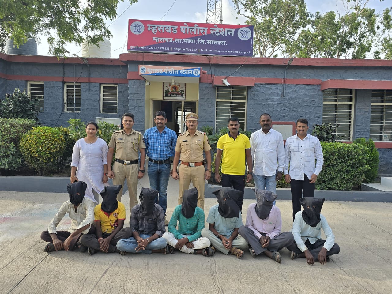 म्हसवड पुलिस की जुए के अड्डे पर छापेमारी, सहाय्यक पुलिस निरीक्षक अक्षय सोनवणे ने अपनी टीम के साथ वरकुटे-म्हसवड में छापा मारकर ₹1,72,290 का सामान जब्त किया और 7 आरोपियों को किया गिरफ्तार