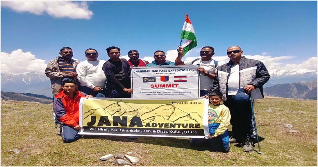 12,000 फीट की ऊंचाई पर चंद्रखनी चोटी पर राष्ट्रीय ध्वज फहराया गया।