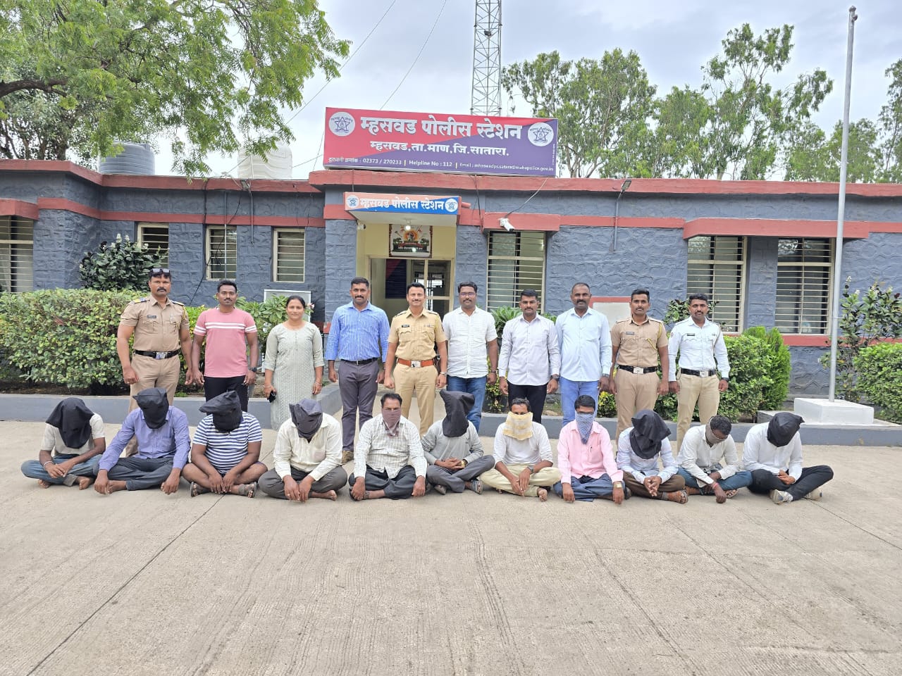 म्हसवड पुलिस की अवैध धंधों पर ताबड़तोड़ कार्रवाई 3 लाख से ज़्यादा का सामान जब्त, 11 आरोपी गिरफ़्तार।