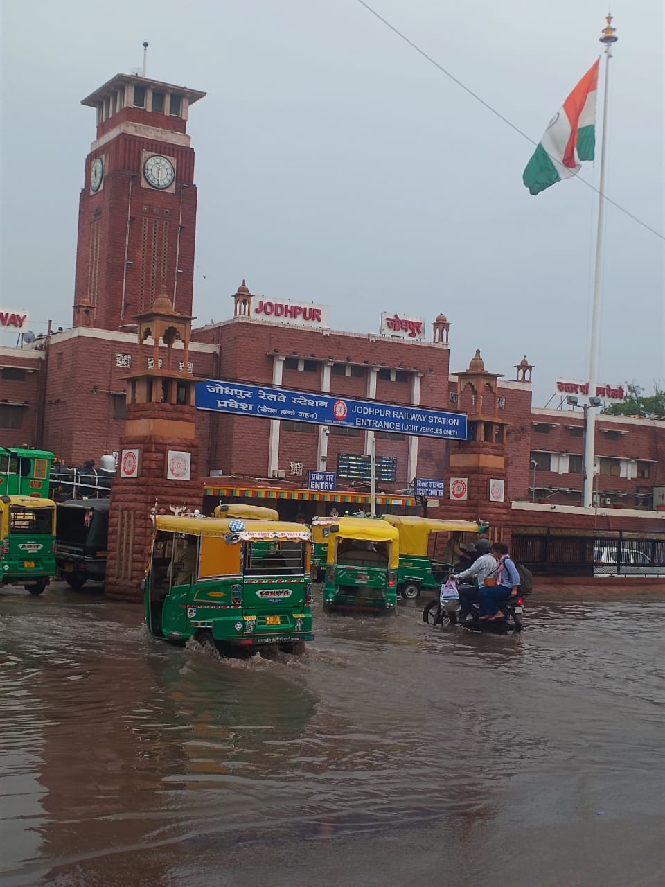 राजस्थान 3 दिन भारी बारिश अलर्ट जोधपुर रेलवे स्टेशन में पानी का भराव।