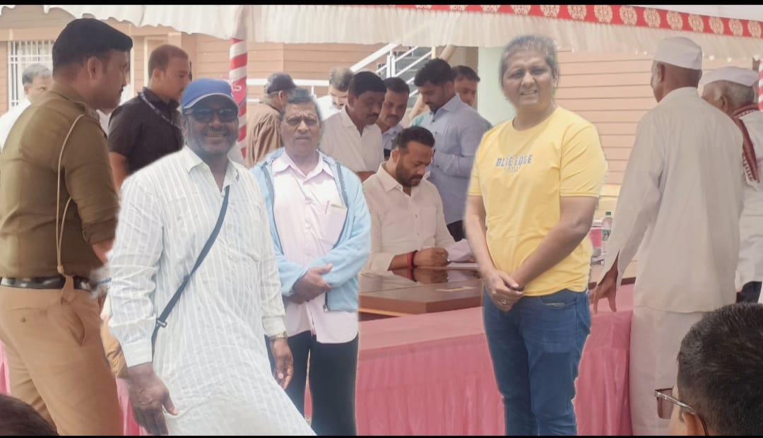 खुटबाव कब्रिस्तान कंपाउंड व निटवेवाडी घाट सड़क कार्य को लेकर मंत्री जयकुमार गोरे से प्रतिनिधिमंडल ने की मुलाकात