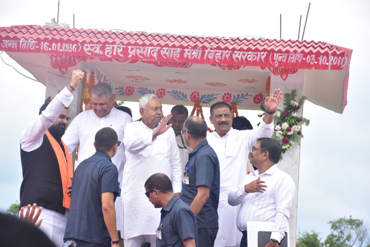 पूर्व मंत्री स्व० हरि प्रसाद साह की मूर्ति का किया अनावरण