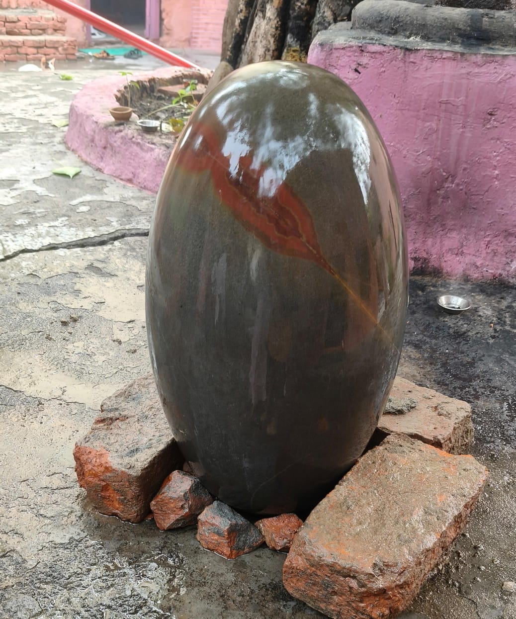 सावन के महीने में दोरंगला के एक मंदिर में खुदाई करते मिला शिवलिंग ।