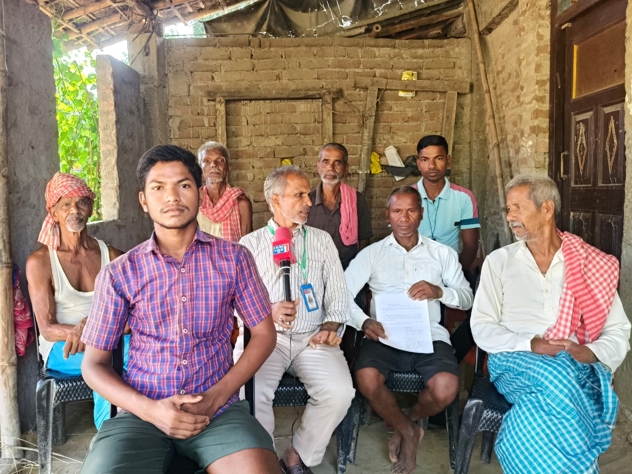 बिहार के फुलपरास अनुमंडल में बनगामा दक्षिणी पंचायत के झिटकी गांव में खेतों में धान फसल पर संकट गहराया, तीन बिजली ट्रांसफार्मर भी चार माह से हैं जले पड़े।