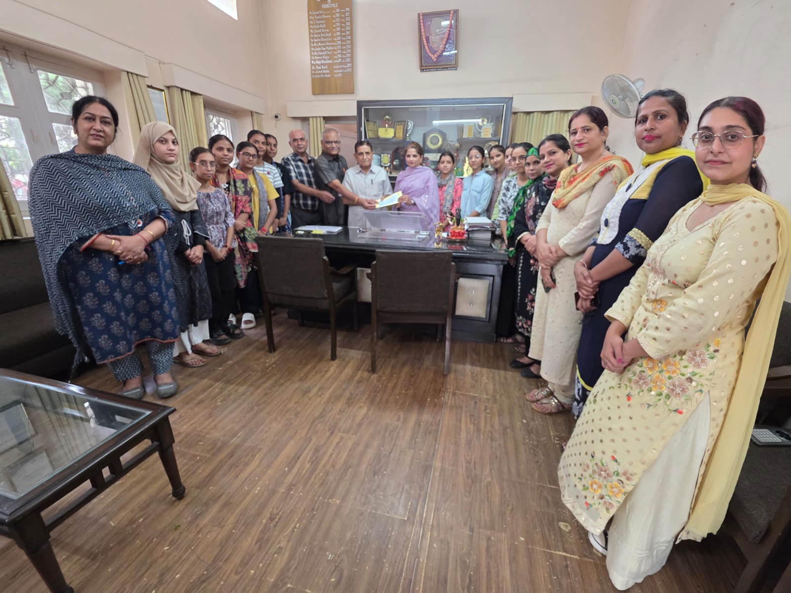 एस डी पी कालेज फार वूमेन की 12 ज़रूरत मंद विद्यार्थियों के लिए 72000/-रु का चैक कालेज की प्रिंसिपल डॉ नीतू हांडा को भेंट किया।