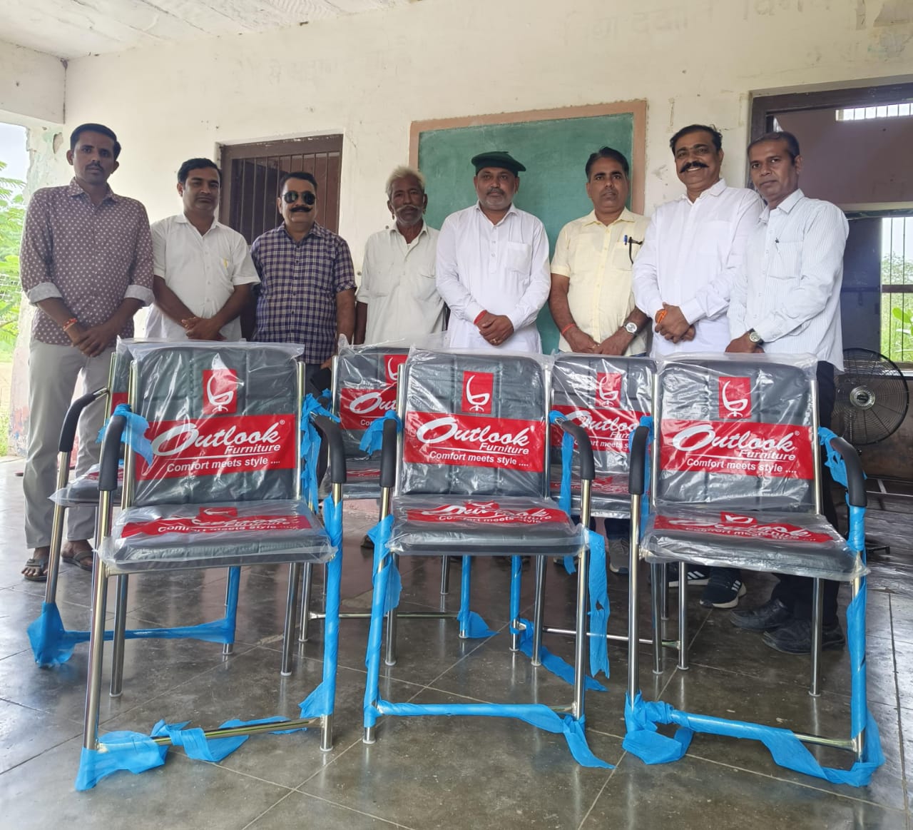 RK फ्रेंड्स ग्रुप सराणा ने गाँव के सरकारी संस्थानों में चालीस हजार की सामग्री दान की।