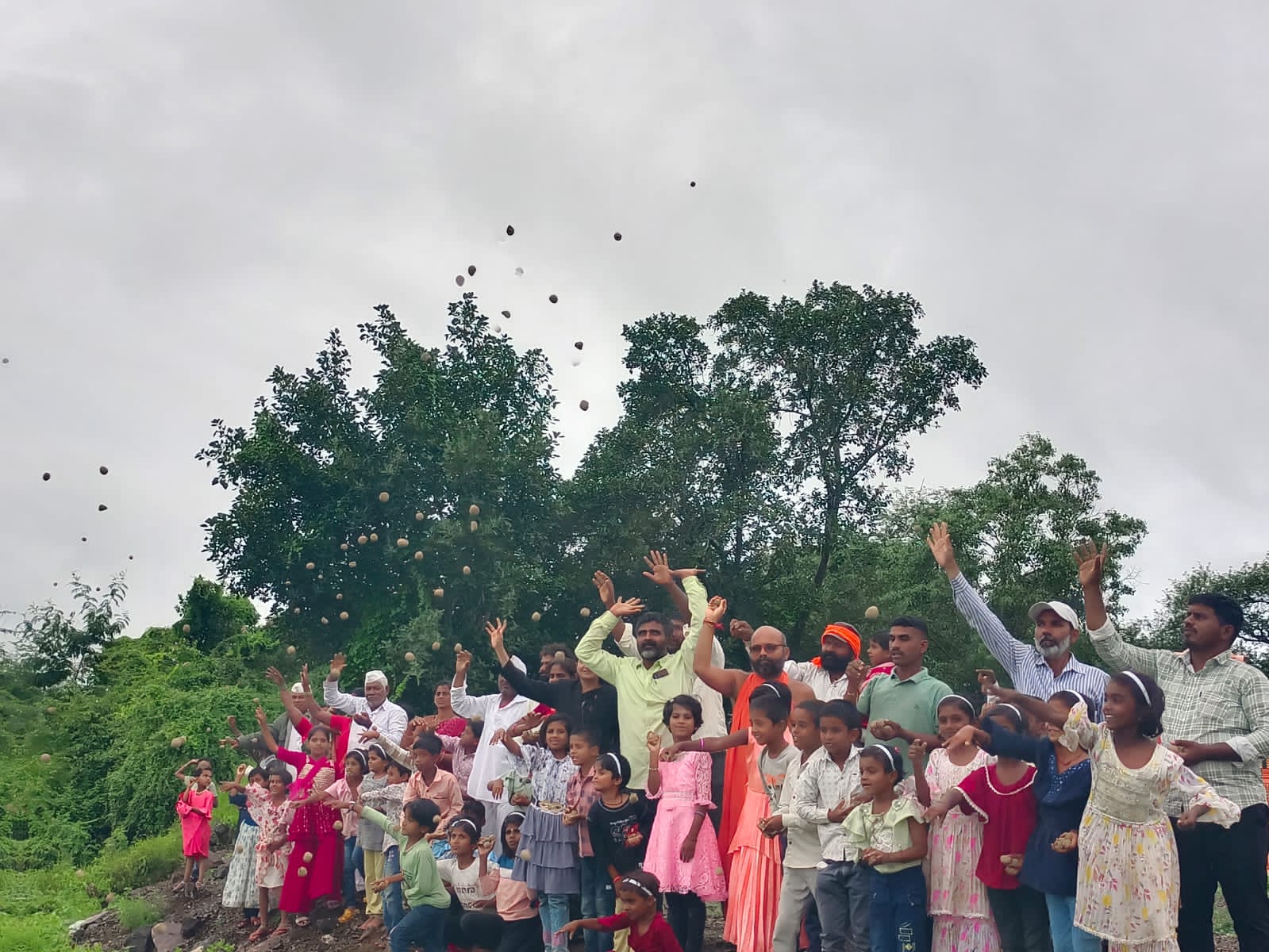 ‘सीड बॉल’ के माध्यम से बच्चों द्वारा वृक्षारोपण।