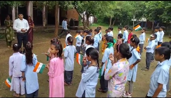 आजादी के 79 स्वतंत्रता दिवस के पावन पर्व पर राजकीय प्राथमिक संस्कृत विद्यालय ने जश्न मनाया