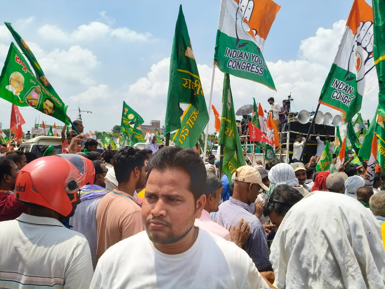 बिहार के मधुबनी जिले में महा गठबंधन की वोटर अधिकार यात्रा में उमड़ा समर्थक कार्यकर्ता।