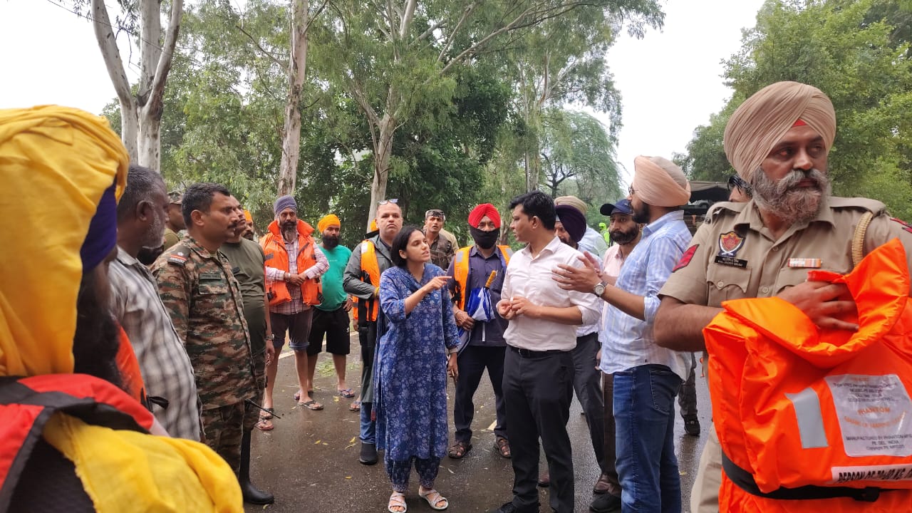 27 अगस्त की सुबह रावी का धुसी बंध को तोड़कर पानी आबादी वाले इलाकों में पहुँच गया।