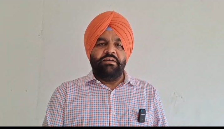 अजनाला हल्के में अलग अलग गांवों में सैकड़ों बी एस एफ जवान बाढ़ के पानी में फंसे है।