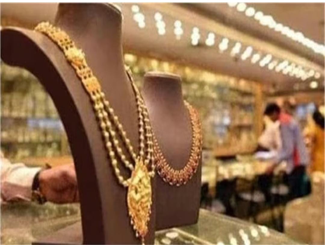 राज्य जी.एस.टी. विभाग की टीम ने महानगर के प्रसिद्ध सर्राफा बाज़ार स्थित एस.एस. चेन्स एंड ज्वेलर्स के कार्यस्थल पर दबिश दी।