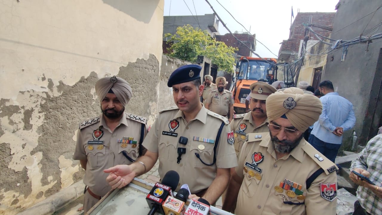 छेहरटा के गुरु की वडाली इलाके में ड्रग तस्कर द्वारा ड्रग के पैसों से बनाया गया मकान ध्वस्त