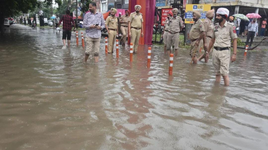 लुधियाना में भारी बारिश: बुड्ढा दरिया ओवरफ्लो, दमोरिया पुल के पास गिरी दीवार; डाइंग इंडस्ट्री बंद करने के आदेश