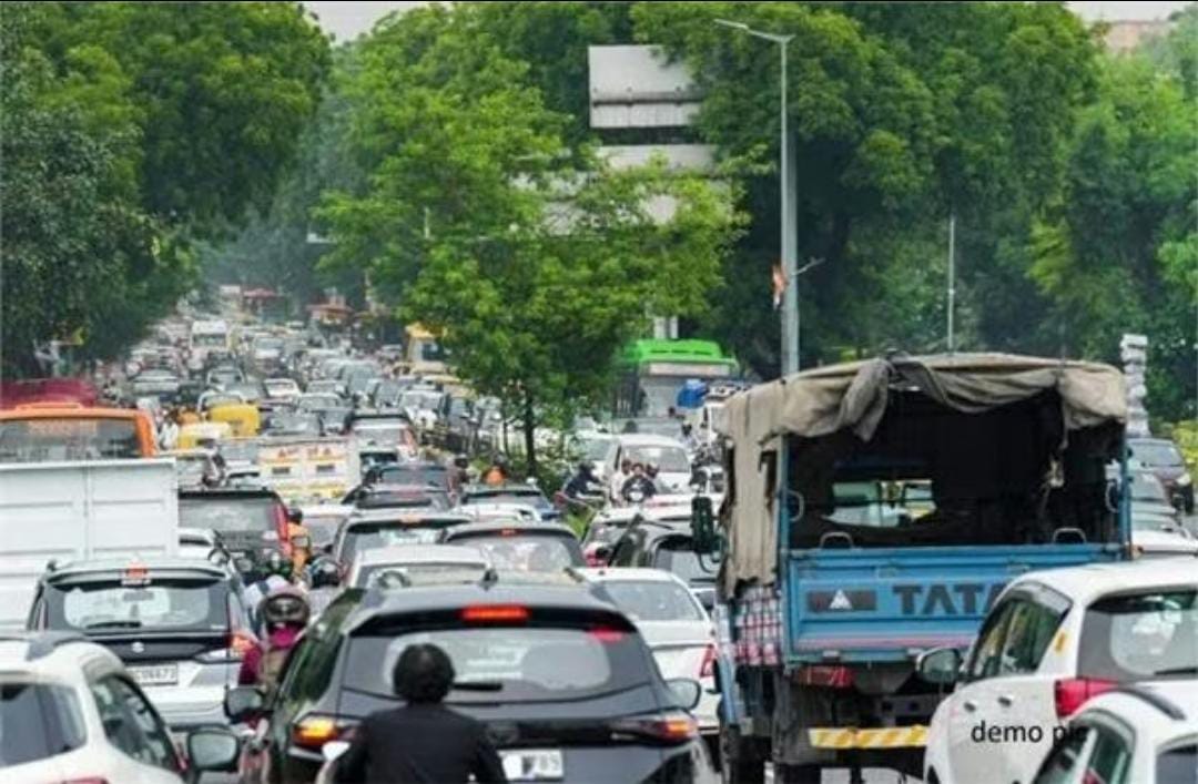 पूरे पंजाब में हो रही भारी बारिश के कारण सड़कों पर जलभराव हो गया है।