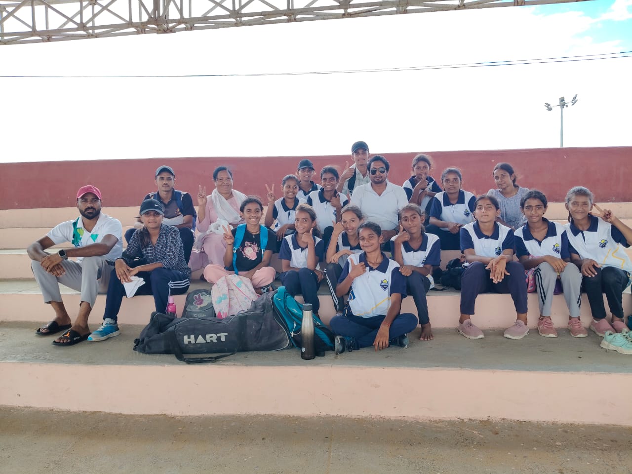 बांगड़ स्टेडियम में 69 वीं जिला स्तरीय साॅफ्टबाॅल प्रतियोगिता में 14 वर्षीय आयु वर्ग के सरकारी स्कूल की बालिका टीम ने शानदार प्रदर्शन करते हुए फाइनल मैच तक पहुंच कर पाली जिले की उप विजेता टीम बनी।