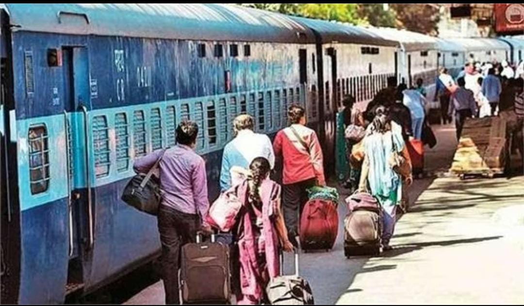 बाढ़ का असर रेल यातायात पर लगातार बना हुआ है।