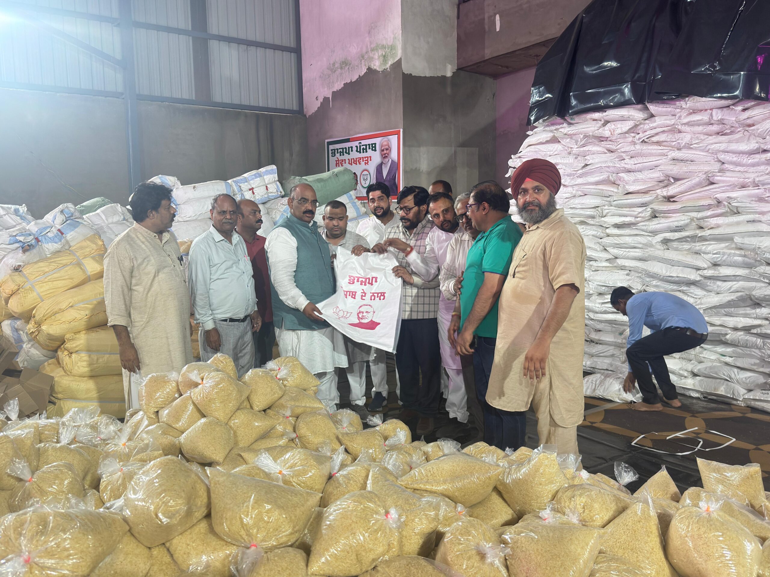 भाजपा के प्रदेश कार्यकारी अध्यक्ष अश्वनी शर्मा ने बाढ़ पीड़ितों के लिए बनाए गए राहत सामग्री केंद्र का निरीक्षण किया।