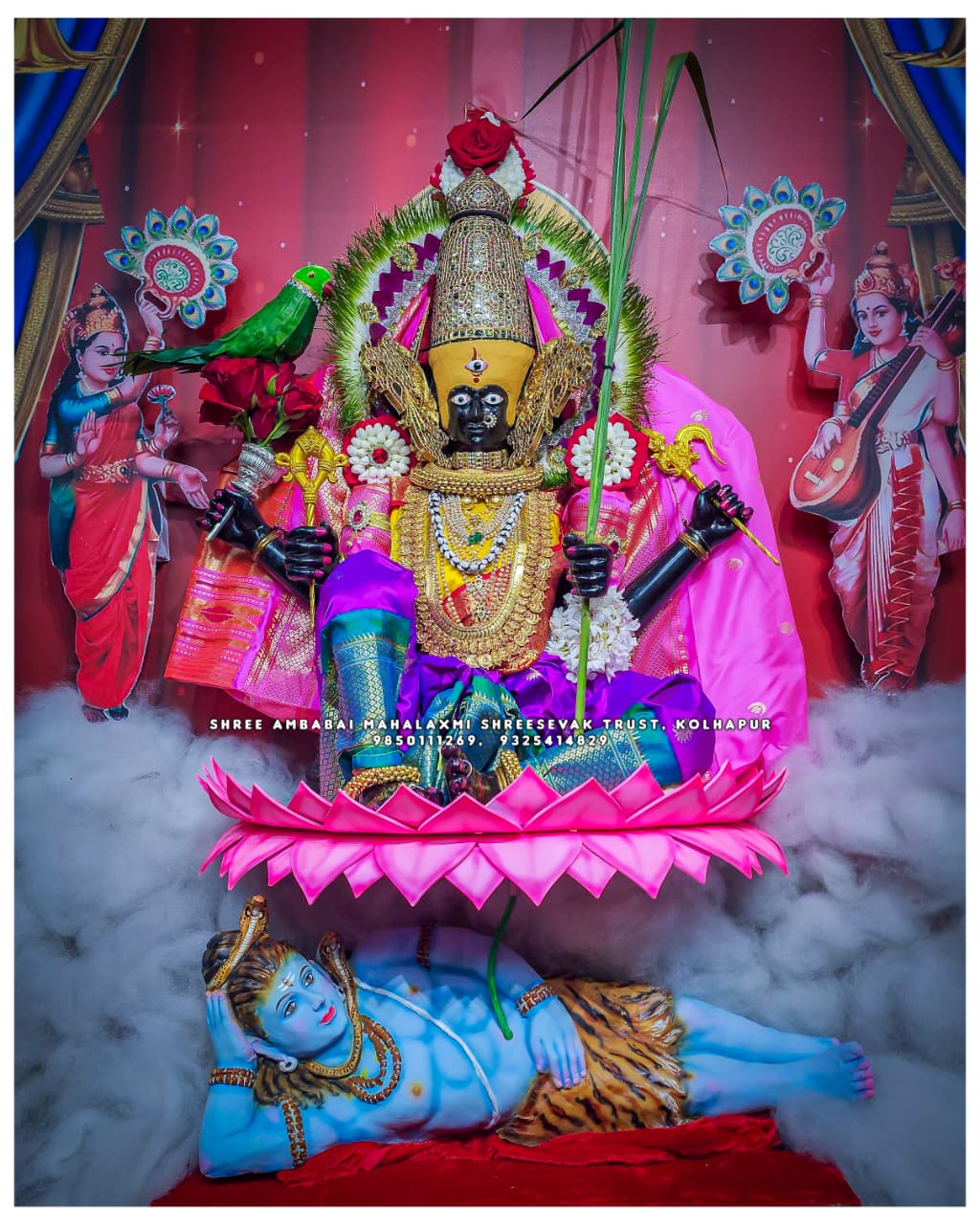 सातवीं माल पर करवीर निवासिनी श्री अंबाबाई के षोडशी त्रिपुरसुंदरी स्वरूप की जडावी सालंकृत पूजा की गई।