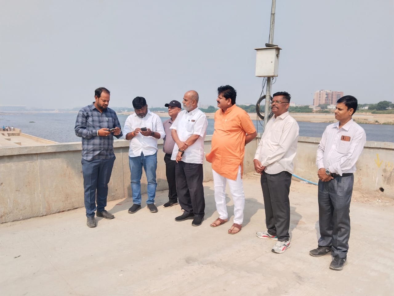 आज इंदिरा ब्रिज स्थित छठ घाट पर छठ महापर्व की हो रही तैयारियों का जायजा लिया।