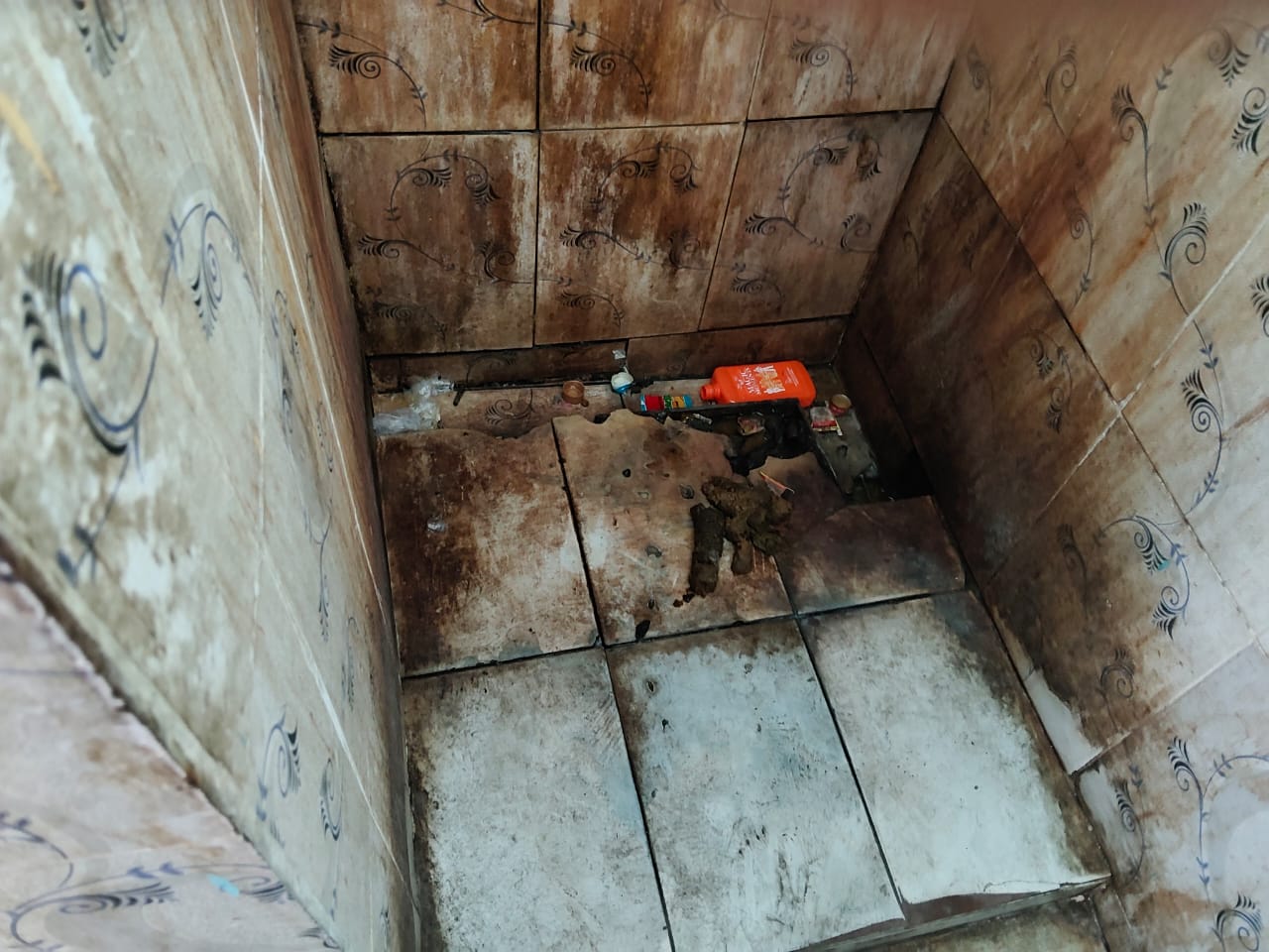 नगर पालिका की बेरुखी से मूत्रालय बेहाल