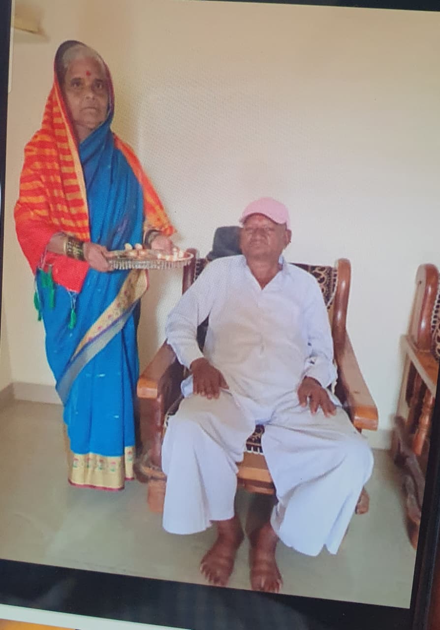 महावीर नगर में संपत्ति के बंटवारे को लेकर हुए विवाद में माता-पिता की पत्थर मारकर, मारपीट करके और दोनों हाथों की नसें काटकर बेरहमी से हत्या कर दी गई।