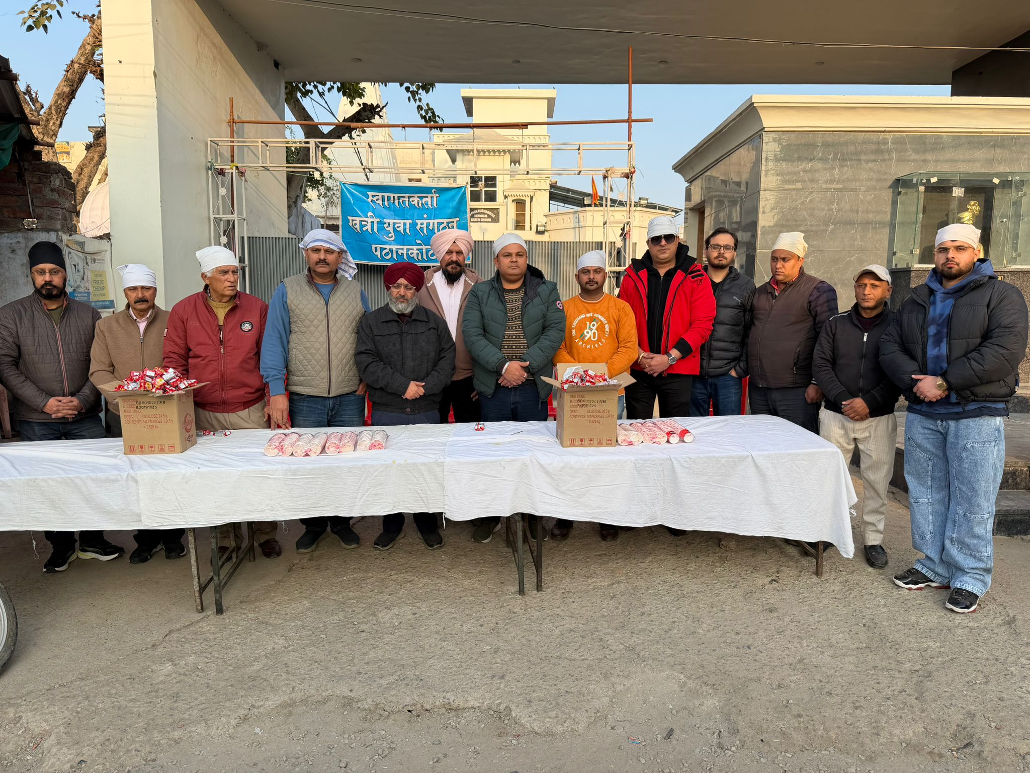 खत्री युवा  संगठन की ओर से अनमोल पूरी के नेतृत्व में सदस्यों ने लगाया दूध का लंगर