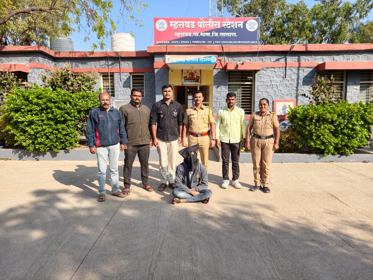 अवैध रेत खनन और परिवहन करने वाले आरोपी को पिकअप वाहन व रेत सहित गिरफ्तार करीब 7 लाख 10 हजार रुपये का माल जब्त।