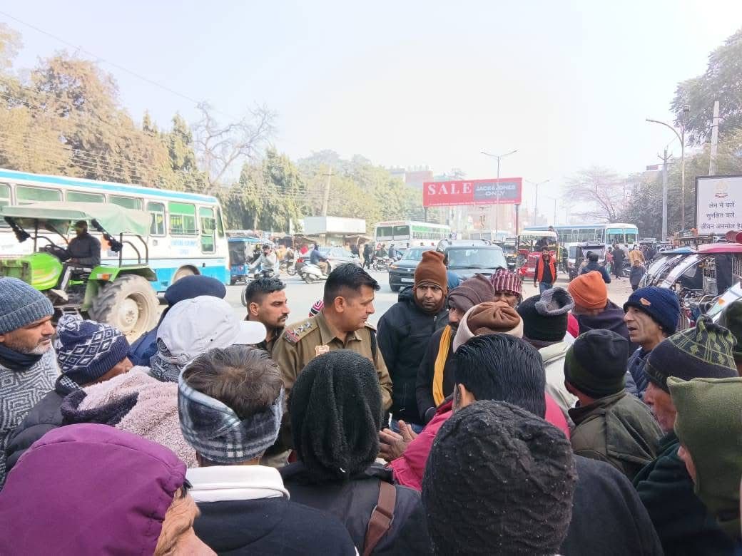 सिरसा में यातायात थाना पुलिस ने राष्ट्रीय सड़क सुरक्षा माह के अंतर्गत वाहन चालकों को यातायात नियमों बारे किया जागरुक