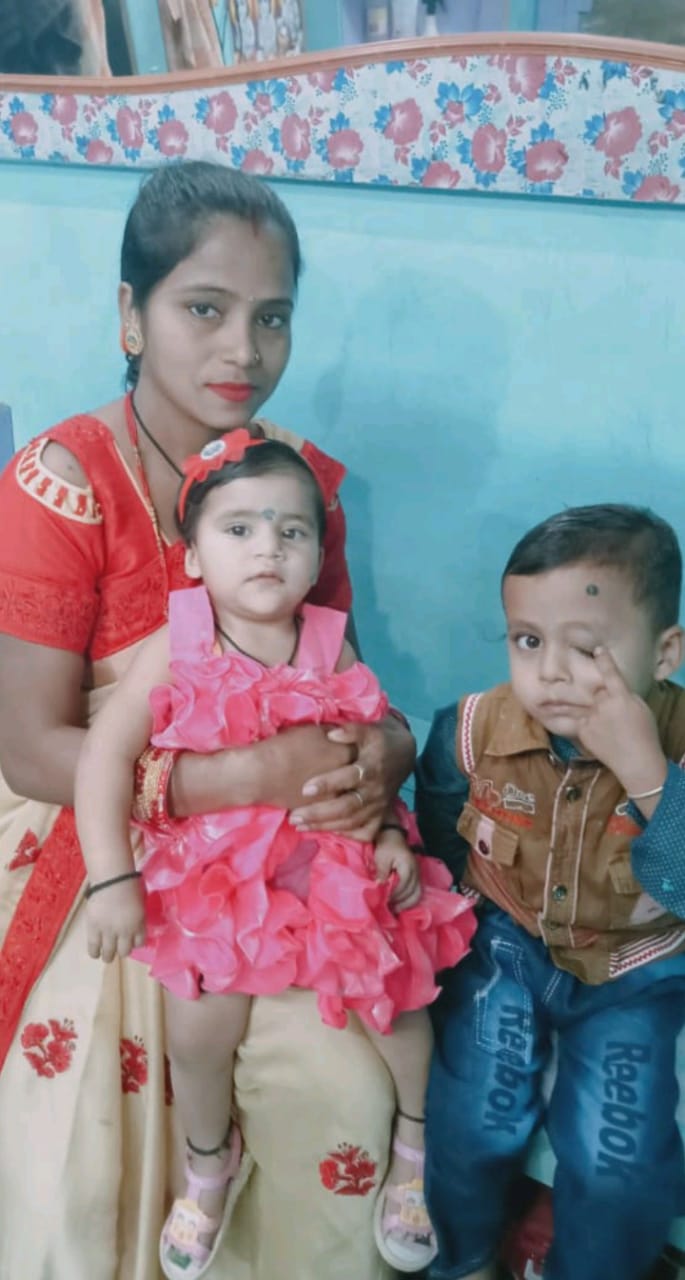 फुलपरास अनुमंडल बाजार में ज्योति ब्यूटी पार्लर की मालकिन को स्टाफ दीपक कुमार ने प्रलोभन में फंसाकर उड़ाया, लाखों की आभूषण व कैश लेकर और विमल की हाउस वाइफ लेकर भागा।