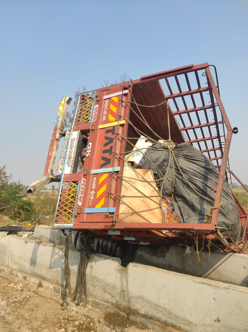 आशीर्वाद ढाबा के पास भीषण सड़क हादसा, महिला की मौत, तीन गंभीर घायल।