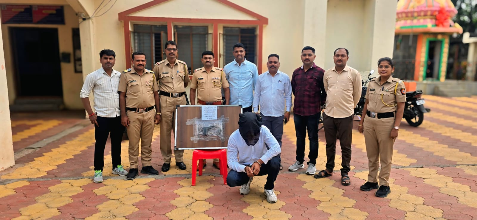 नाटेपुटे में शिंगणापुर पाटी के पास होटल एरा में गैर-कानूनी तरीके से देसी पिस्तौल ले जाते हुए गिरफ्तार करके पुलिस कस्टडी में भेजा गया, नाटेपुटे पुलिस स्टेशन की क्राइम डिटेक्शन टीम की खास परफॉर्मेंस।