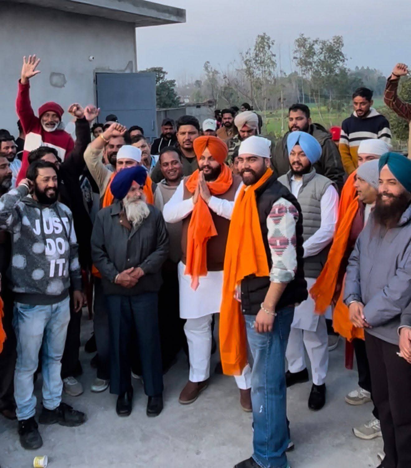 शिरोमणि अकाली दल की नीतियों को घर-घर तक पहुंचाने के लिए युवा अकाली दल के जिला अध्यक्ष जसप्रीत सिंह राणा के नेतृत्व में ग्राम स्तरीय बैठक की शुरुआत की गई ।