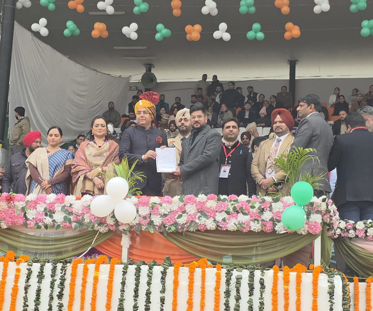 बेहतरीन सेवाओं के लिए एसडीओ पंकज हंस को कैबिनेट मंत्री ने किया सम्मानित ।