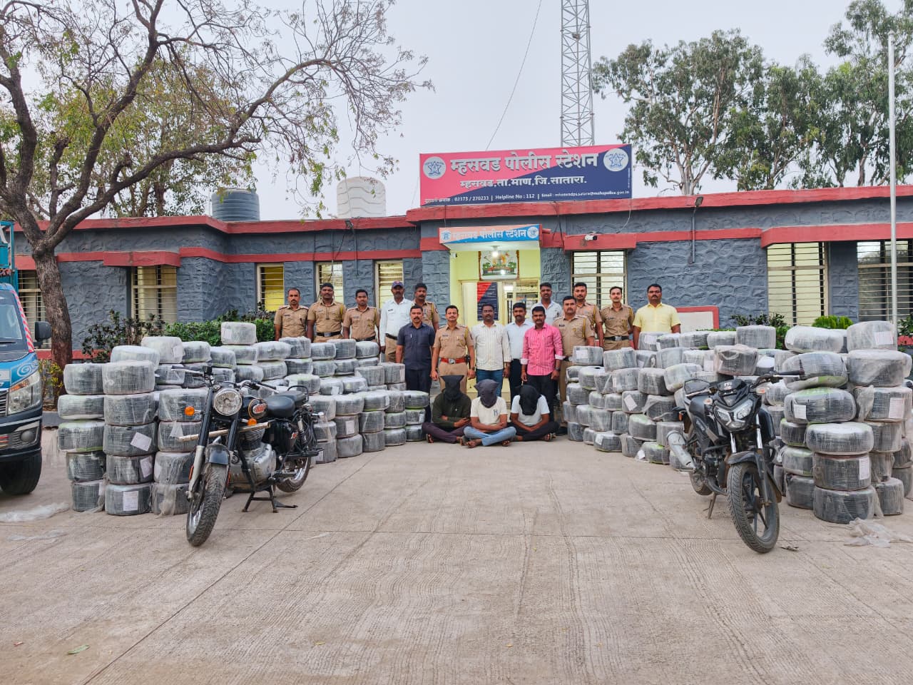 म्हसवड पुलिस की धड़ाकेबाज़ कार्रवाई: 12 घंटे में लूट गिरोह का पर्दाफाश, 22.50 लाख का माल बरामद