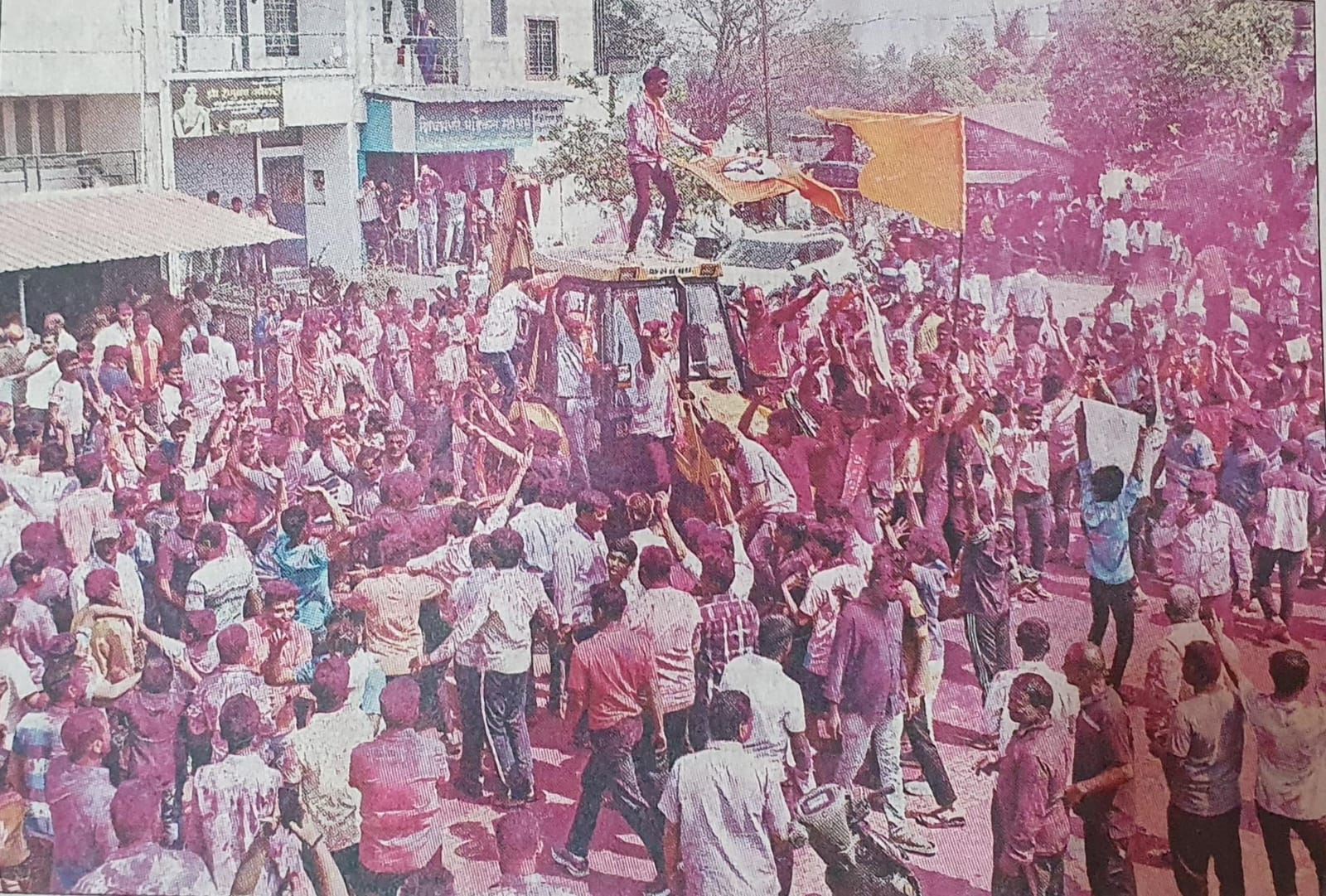 जिला परिषद के नतीजों के बाद आतिशबाजी और गुलाल फेककर जशन मनाया, एनसीपी ने 18 सीटें, भाजपा ने 12, शिवसेना ने 9 और कांग्रेस ने 15 सीटें जीतीं।