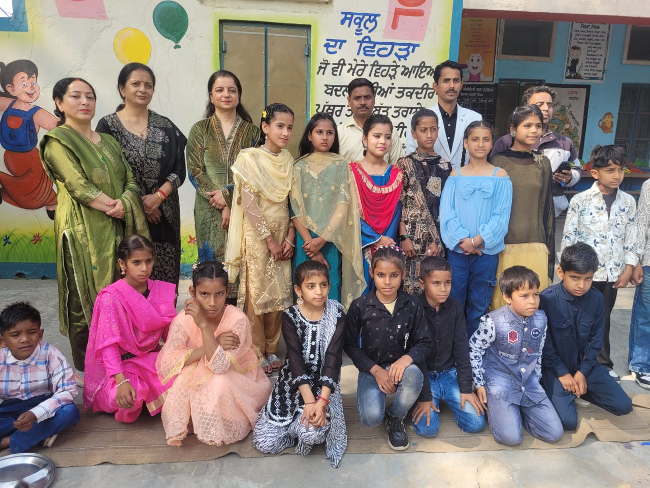 सरकारी प्राइमरी स्कूल डेहरीवाल पठानकोट में पांचवीं की विदाई पार्टी आयोजित की गई ।