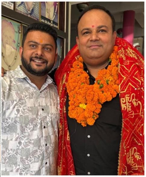 खत्री युवा संगठन अध्यक्ष अनमोल पुरी ने सभा अध्यक्ष चंदन महेंद्रू को किया सम्मानित।