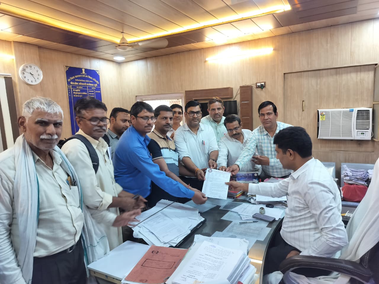 शिक्षक संघ सियाराम उपशाखा हिंडौन के द्वारा श्रीमान उपखंड अधिकारी हिंडौन को ज्ञापन सौंपा गया।